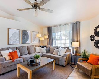 Centrally Located Lake Havasu Home w/ Huge Patio! - Lake Havasu City - Living room