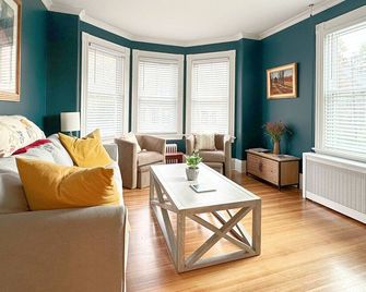 Charming 3-Bedroom Home Near Downtown Portsmouth! - Kittery - Living room