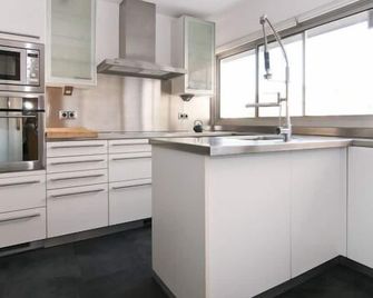 First Line Beach. 6 Pax - Barcelona - Cocina