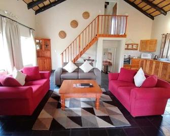 Idle & Wild Chalet - Hazyview - Huiskamer