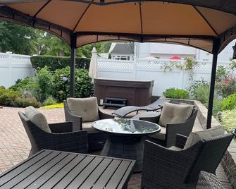 Long Island Family Friendly w/hot tub 15 min from the Beach! - Baldwin - Patio