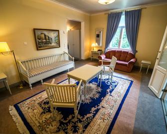 Karolineburg Manor House Hotel - Kajaani - Living room