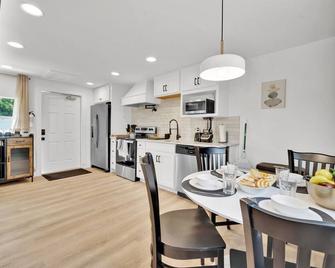 Designer spot - No Extra Fees - Palm Wave Says - ווסט פאלם ביץ' - מסעדה