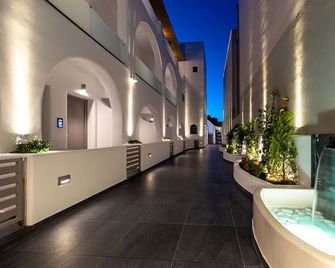 Deluxe Suites Santorini - Thera