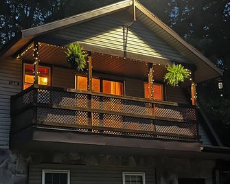 Sunrise Balcony, private back porch centrally located minutes to 83 & Rt 30 - York - Building
