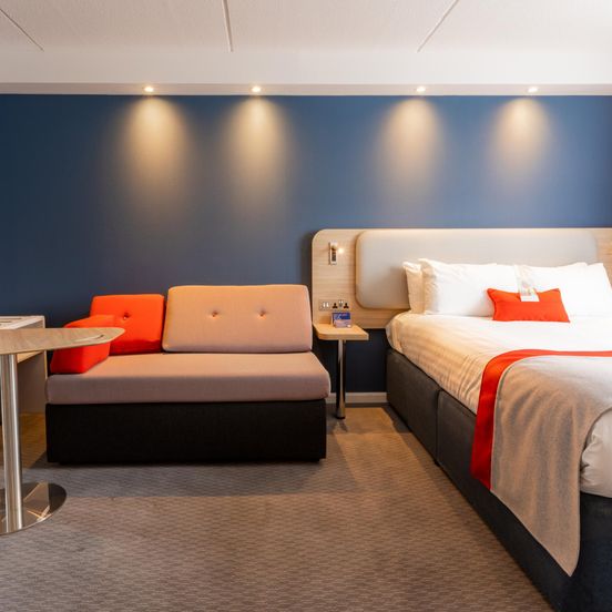 Bedroom view of Holiday Inn Express Glasgow - City Ctr Theatreland