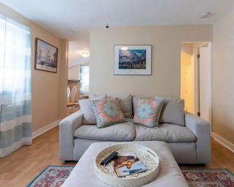 Walk to Waterfront & Downtown, South End, Dogs Ok - Newburyport - Wohnzimmer