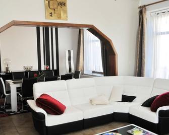 Cozy Holiday Home in Bastogne with Sauna - Bastogne - Living room