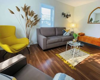 Charming Cottage in Wellington's Heart near Beach - Wellington - Living room