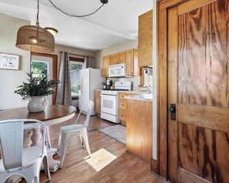 Adorable Cottage in small town of Marion. Just a few blocks from Uptown - Marion - Kitchen