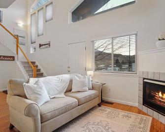 The Golden Townhouse. Walk to downtown and trails. Pets Welcome - Golden - Living room