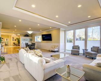 Luxe Federal Way Rental - Walk to the Water! - Federal Way - Living room