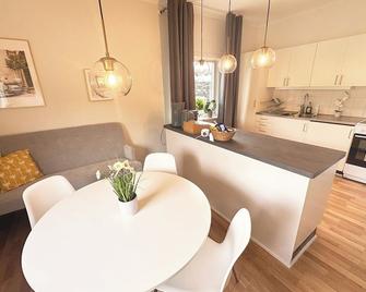 Pensionat Prinshöjden - Downtown apartments - Katrineholm - Dining room