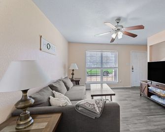 Lovely 3-Bedroom - Killeen - Living room