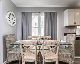 Cozy Modern Newbo Area Home - Cedar Rapids - Dining room