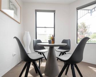 Cbd Apartment With Wifi & Parking - Launceston - Dining room