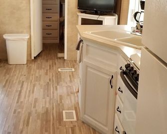 Crystal Camper 2 Bedroom Large RV w/Wooded Trail - Beulah
