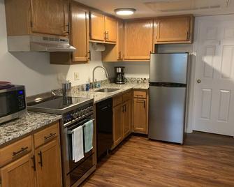 Cozy Get Away, Walking Distance To Quaint Portsmouth 1br Apartment - Portsmouth - Kitchen