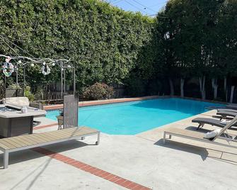 Westwood Oasis with heated Pool - Los Angeles - Bể bơi