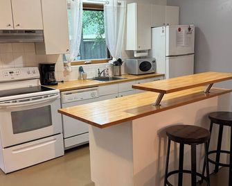 Sylvan Lake - 2 Bedroom Walk-Out Suite - sleeps 4 - Sylvan Lake - Kitchen