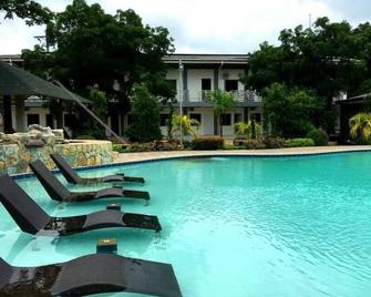 Amaro Resort by Cocotel - Marilao - Pool