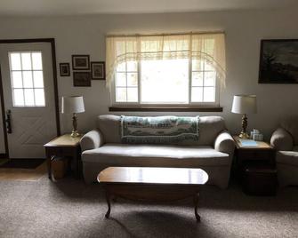 Jim Thorpe minutes away! Cozy Cabin, Peace & Quiet in Private Lake Community! - Jim Thorpe - Living room