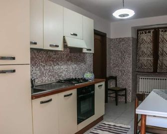 Brothers Home: Italian Vacation - Civitella Casanova - Cocina