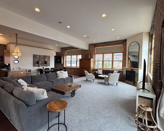 Downtown Luxury Condo w/ Lower Harbor Views - 2200 SF sleeps 8 comfortably - Marquette - Living room