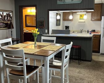 Cozy Lakeside Retreat - Lake View - Comedor