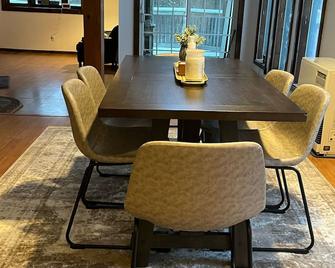 250ft sandy lakefront oasis - 3BR/2BA - Milton - Dining room