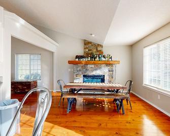 Family-Friendly House with Fireplace, Kitchen & Yard - Wineries Nearby - McMinnville