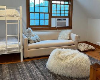 Perfect family farmhouse experience - Copake - Bedroom
