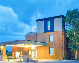 Super 8 by Wyndham Plattsburgh - Plattsburgh - Κτίριο