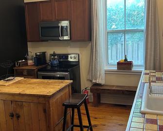 Century home 3 bed with Gas Fireplace/fenced yard and 5 minute walk to Broadway - Orangeville - Kitchen