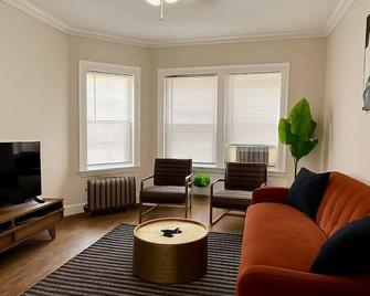 Cozy & Furnished 2br Unit - Chicago - Living room