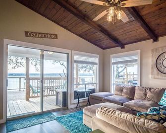 Lakefront, Hot Tub, 2 Decks, Grill Station, Fire Pit, Amazing Sunsets, Sleeps 10 - Canyon Lake - Sala de estar