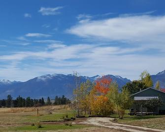 Peaceful Vacation Getaway, Private Yard, Hot Tub, 360 Views Clean & Cozy Cottage - Corvallis - Outdoors view