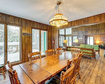 Near Manistee National Forest! Retro Cabin Retreat - Branch - Dining room