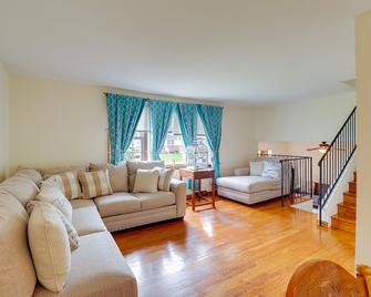 Family Delaware Vacation Rental - 4 Mi to Dover - Dover - Living room