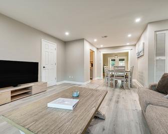 Idyllic Oldsmar Vacation Rental: 1 Mi to Beach! - Oldsmar - Living room