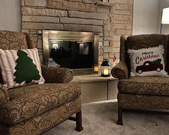 2 Acre Woodland Retreat - 15 Mins From Downtown St. Louis - Fairview Heights - Living room
