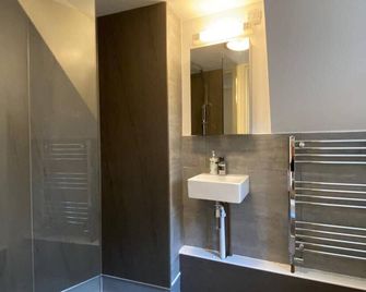 Spacious Grade II Listed Flint Cottage Sleeps 2 - Norwich - Bathroom
