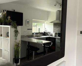 Peaceful escape in historic Meath near Slane, Tara, Newgrange, and Dublin - Slane - Kitchen