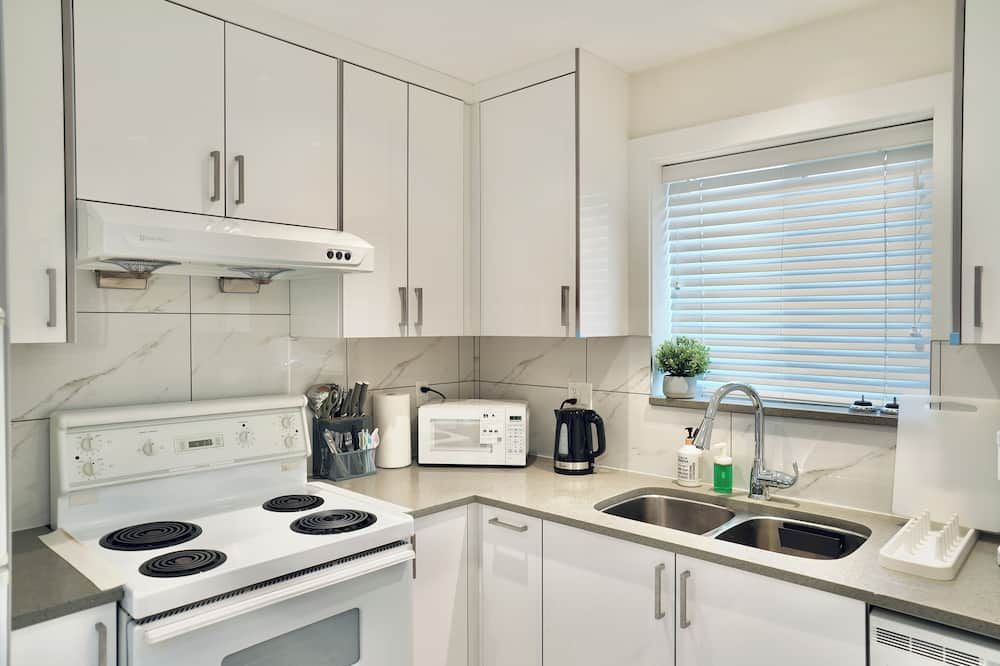 3-Bedroom Single House/ 1 Free Parking/ Good Location in Vancouver - ונקובר - מטבח