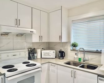 3-Bedroom Single House/ 1 Free Parking/ Good Location in Vancouver - ונקובר - מטבח