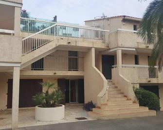 Appartement charmant à Saint-Aygulf avec jardin privé - Saint-Aygulf - Bâtiment