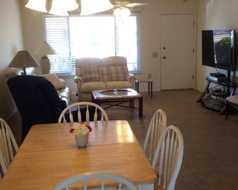 Nice quiet getaway home in Sun City! - Sun City - Dining room