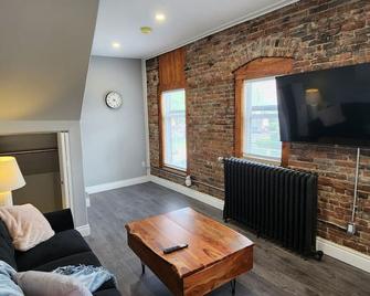 Executive 2bd 58\' Tv+wifi+ac+parking+kitchen - Windsor - Living room