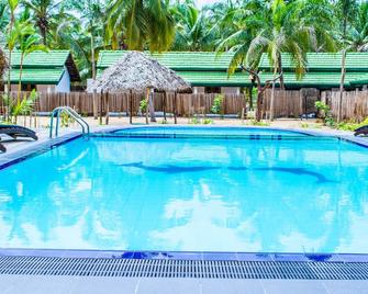Ruveesha Beach Resort - Etalai - Pool