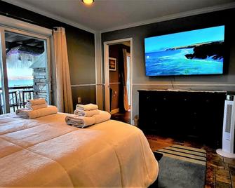 New - First floor lakefront condo, dock access, walk to marina & restaurants! - Saratoga Springs - Bedroom